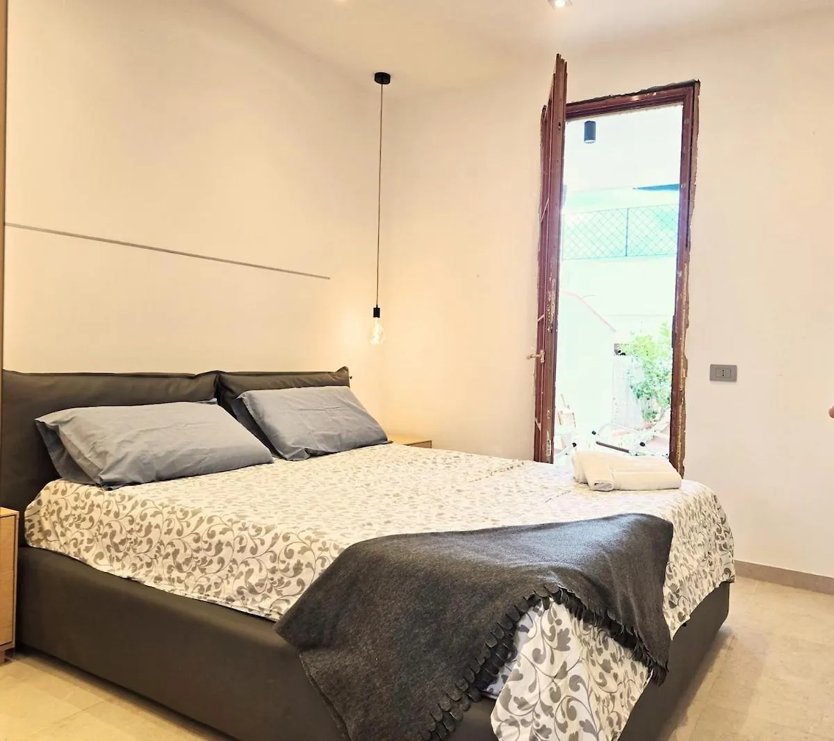 Villa Lumos Mondello Beach Palermo 0*,